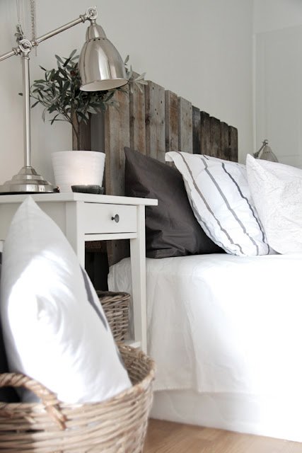 DIY pallet headboard country white bedroom Via Refreshed Designs